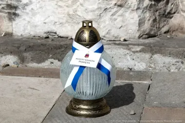 Znicz „Kraków pamięta” na grobie Ignacego Daszyńskiego