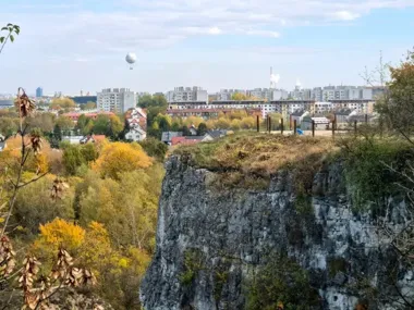 Alpiniści odsłaniają panoramę Krakowa i sprawdzają skały na Zakrzówku