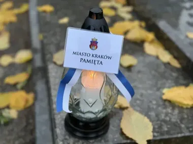 Znicz pamięci zapłonął przy grobie Andrzeja Wajdy na Salwatorze