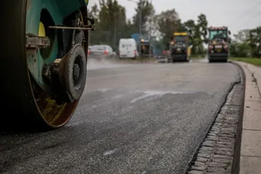 Nocne asfaltowanie przy Dobrego Pasterza. Kierowcy pojadą wahadłowo