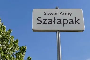 Anna Szałapak ma skwer przy ulicy Retoryka. Odsłonięto tablicę i posadzono lipę