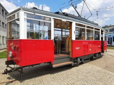 Czerwony wagon N nr 99 wraca na tory Krakowa i szykuje większy powrót