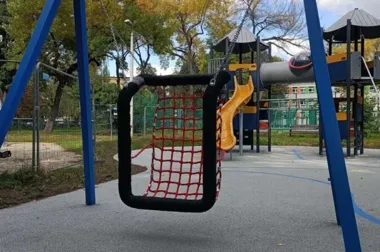 Krakowskie parki coraz skuteczniej znikają z mapy barier i stają się wygodne dla każdego