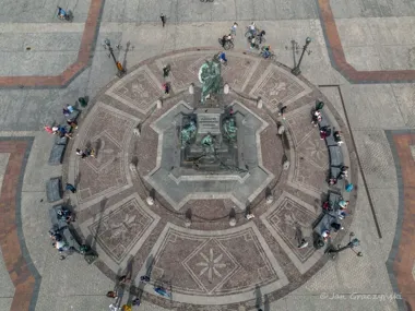 Hałaśliwe zgromadzenia na Rynku Głównym. Są czynności policji