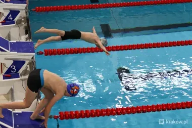 Więcej dzieci wskoczy na basen. Kraków rozbudowuje szkolny program pływania