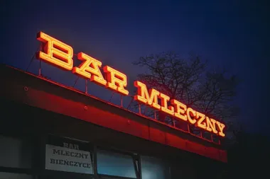 Neon ''Bar mleczny'' znów rozświetli osiedle – powrót symbolu Bieńczyc