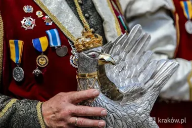 Srebrny kur zmienia właściciela. Kraków szykuje się na intronizację AD 2026