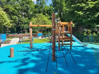Drewniana lokomotywa i ścieżka sensoryczna. Nowy plac zabaw na Skarbińskiego zaprasza dzieci