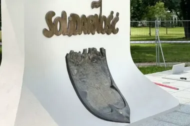 Pomnik Solidarności w Nowej Hucie odzyskuje dawny wygląd