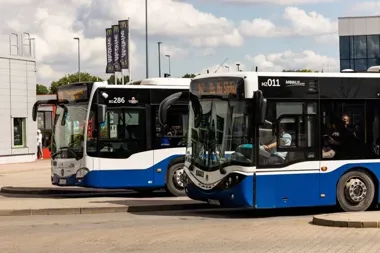 Pożar dachu na dworcu Czyżyny. Ruch wrócił, straż nadal dogasza ogień