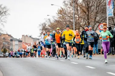 Kraków szykuje weekend biegowy z maratonem, nocnym startem i pierogami