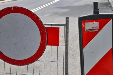 Zapadlisko przy Alejach Słowackiego. Ruch w stronę Mostu Dębnickiego zwalnia