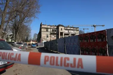 Zawalony dach przy ul. Grzegórzeckiej – mieszkańcy wrócili, inspekcja przygotowuje decyzję