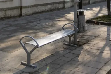 Krakowskie przystanki dostają nowe kosze, bo stare znikały i płonęły