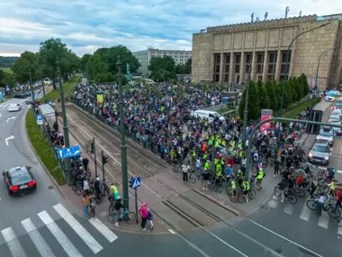 Nocny peleton ruszył przez Kraków i przypomniał o świetle na rowerze