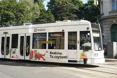 Biblioteczny tramwaj wyjedzie na krakowskie tory. Książki zamiast telefonów