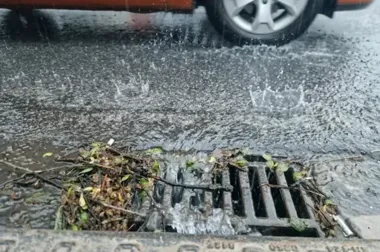 Kraków czyści studzienki przed burzami. Mieszkańcy mogą przyspieszyć interwencje