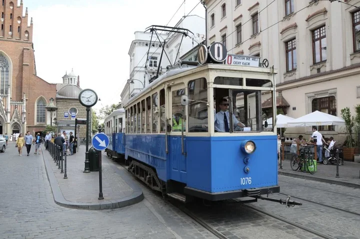 Cztery zabytkowe tramwaje w Krakowie. Wakacyjna wymiana wraca na tory