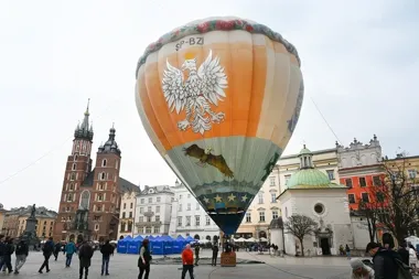 Balon Kościuszko wrócił na Rynek Główny i przyciągnął spojrzenia krakowian
