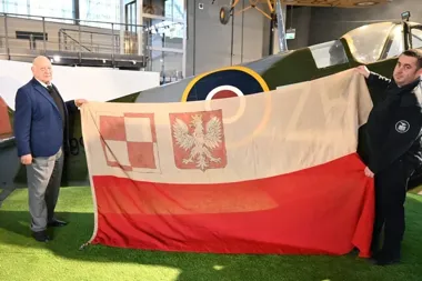 Flaga z wojny, którą zobaczysz tylko raz w roku, wraca do Krakowa