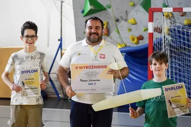 Modelarnia Muzeum Lotnictwa na podium - II wyróżnienie podczas zawodów szybowców halowych w Niepołomicach