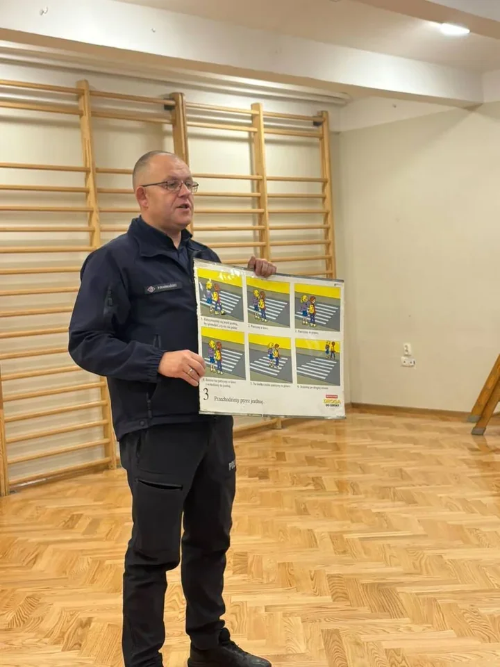 Policjanci w krakowskiej szkole. Uczniowie dostali odblaski przed jesiennymi zmrokami