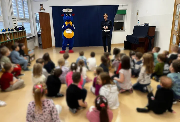 Drogówka w przedszkolu - dzieci wyszły z odblaskami i policyjną maskotką