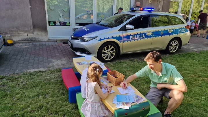 Radiowóz, czapki i kolorowanki. Policjanci z Komisariatu II zawitali do przedszkola na osiedlu