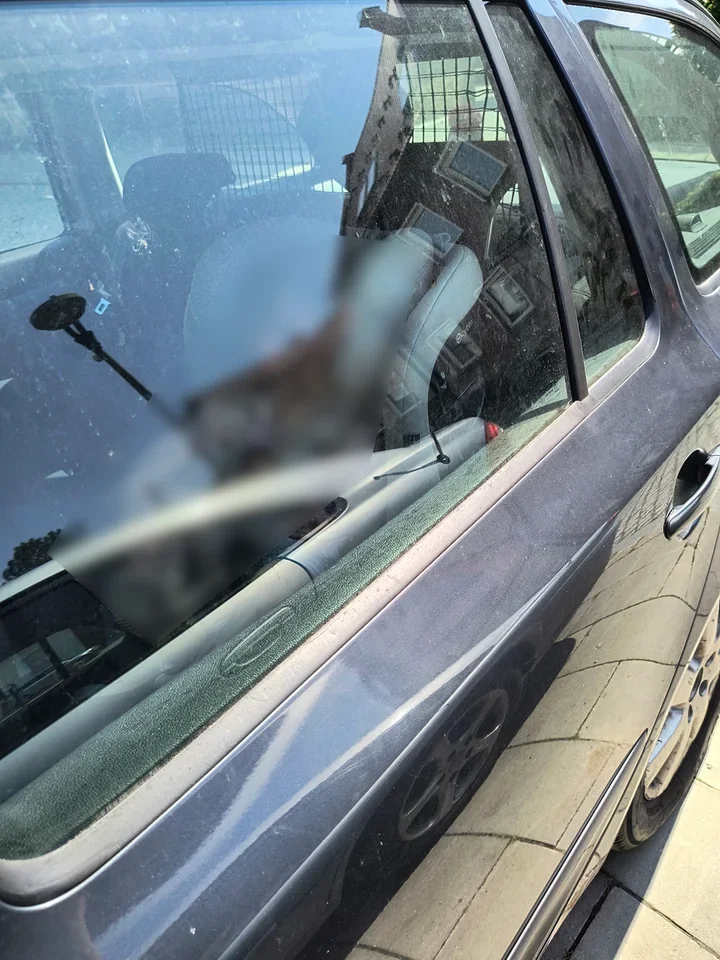 Niemowlę zostało w zatrzaśniętym aucie. Policjanci wybili szybę