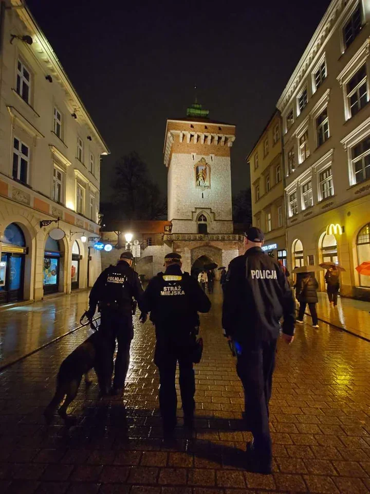 Patrole w samym sercu Krakowa - wpadły dwie osoby poszukiwane