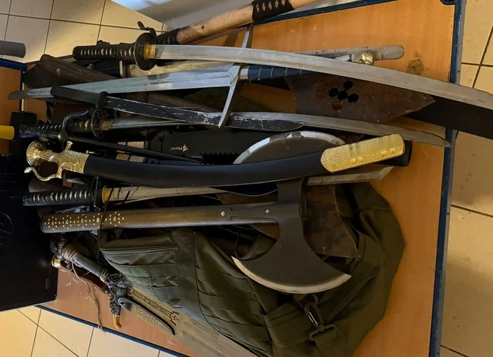 Zagroził nożami ekipie budowlanej - policja zabezpieczyła kilkadziesiąt mieczy i noży