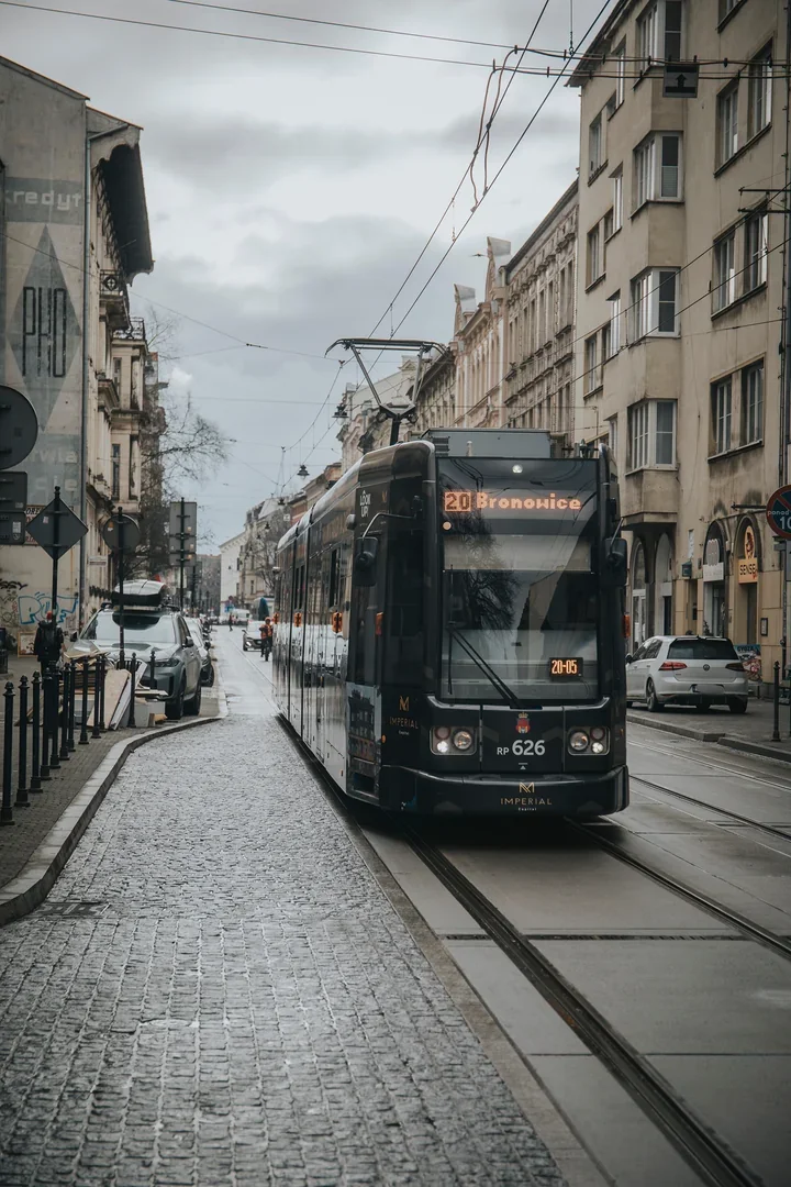 Awantura w tramwaju linii 13 - kopnięciem zniszczył element wnętrza Salwator