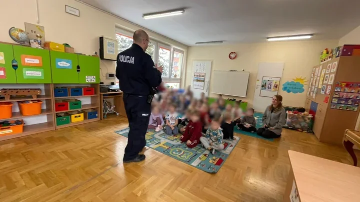 Policjanci z VII komisariatu uczyli dzieci zasad bezpieczeństwa podczas ferii