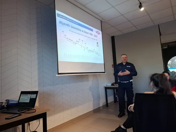 Pilotaż w Krakowie uczy dzieci jeździć bezpiecznie na rowerze - policja w akcji