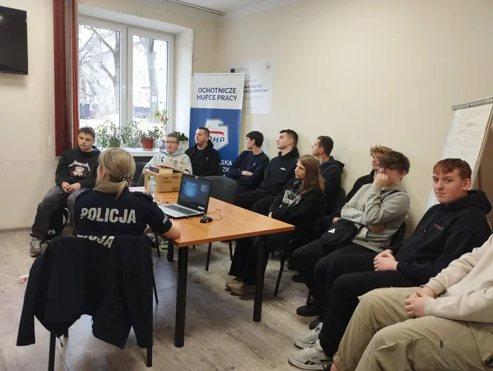 Policjantka w OHP - młodzież usłyszała, że jeden post może zmienić życie