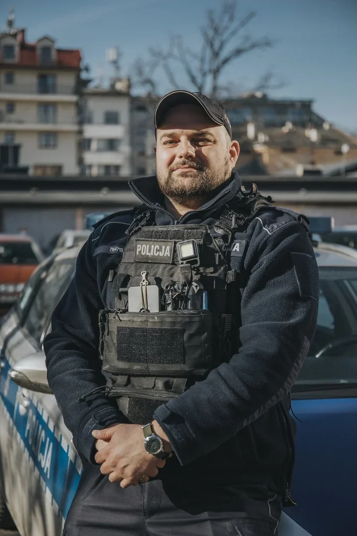 Od przewodnika psa do dzielnicowego - on pomaga starszym i rodzinom dotkniętym przemocą