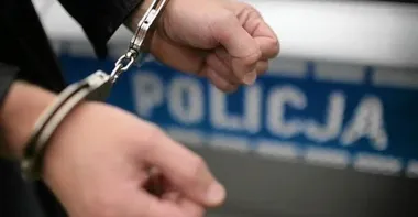 Zarzut za napis na zabytkowej kamienicy. 32-latek podejrzany także o uszkodzenia aut