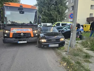 Policjant zatrzymał auto po kolizji. W środku były narkotyki i przedmiot przypominający broń