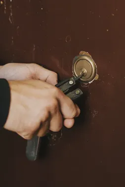 Zarzuty po włamaniu do altany w Krakowie. Przy 47-latku znaleziono narkotyki