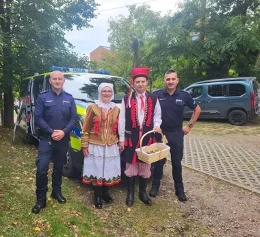 Radiowóz i policyjny sprzęt na dożynkach w Witkowicach. Była też lekcja bezpieczeństwa