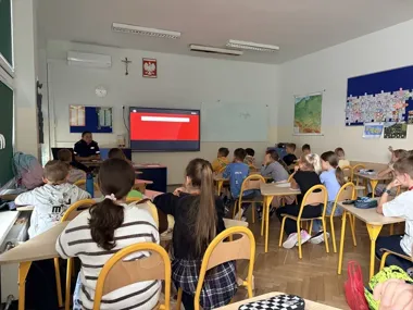 Policjanci ostrzegali uczniów w Krakowie. Tematem były też zagrożenia w sieci