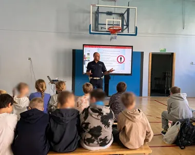 Jesienny zmrok i dzieci na drodze. Policjanci przypomnieli najważniejsze zasady