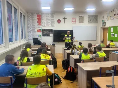 Odblaskowy przemarsz dzieci w Krakowie. Policjanci pilnowali trasy