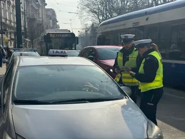 Krakowska drogówka uderzyła w taxi - setki kontroli i nielegalny kurs