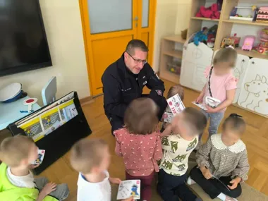 W krakowskim przedszkolu policjanci uczyli zasad, które ratują dzieci