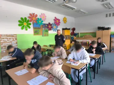 Dzieci zdały pierwszy drogowy egzamin po policyjnej lekcji w Krakowie