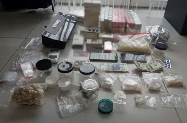 Narkotyki warte 60 tysięcy w dwóch mieszkaniach - jeden usłyszał cięższy zarzut