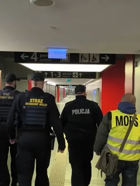 Patrol przy dworcach w Krakowie - jedna osoba przekazana pod opiekę MOPS