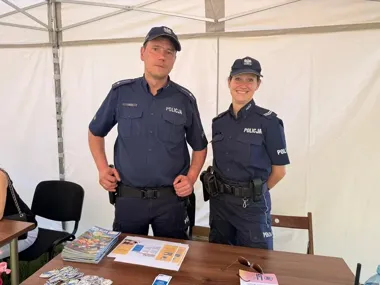 W krakowskim parku policjanci ostrzegali seniorów przed podstępnymi oszustami