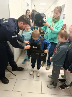 Przedszkolaki weszły do komisariatu - policjanci pokazali im więcej niż radiowóz